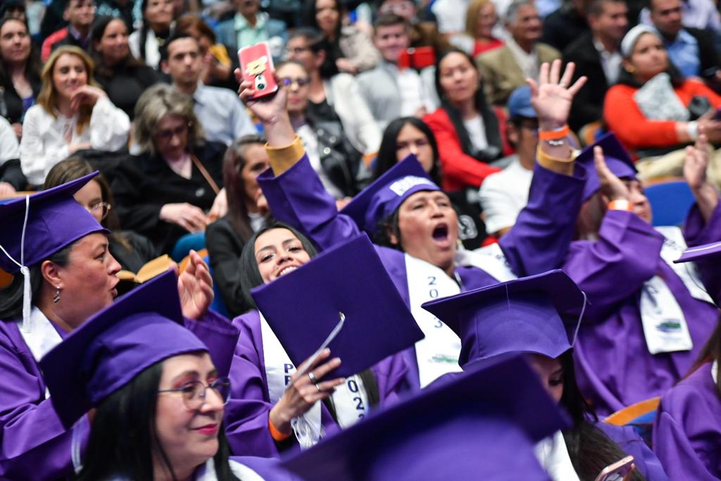 ‘Una mujer educada, empoderada, con autonomía económica, es una mujer que se sacará a sí misma y a su familia adelante’: alcaldesa Claudia López