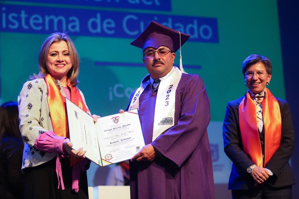 ‘Una mujer educada, empoderada, con autonomía económica, es una mujer que se sacará a sí misma y a su familia adelante’: alcaldesa Claudia López