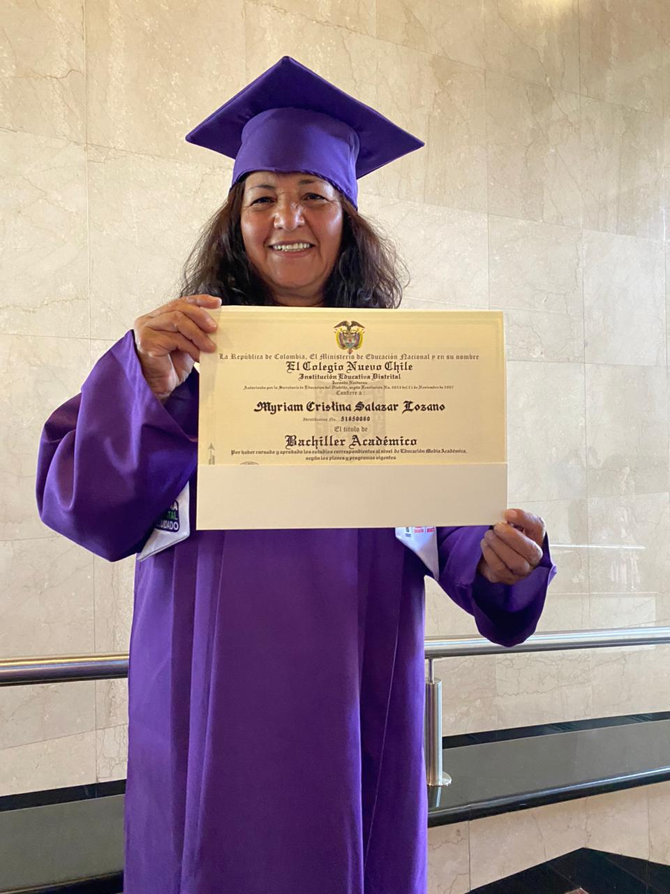 Cuidadora que a los 59 años cumple su sueño de ser bachiller e ingresar a la universidad