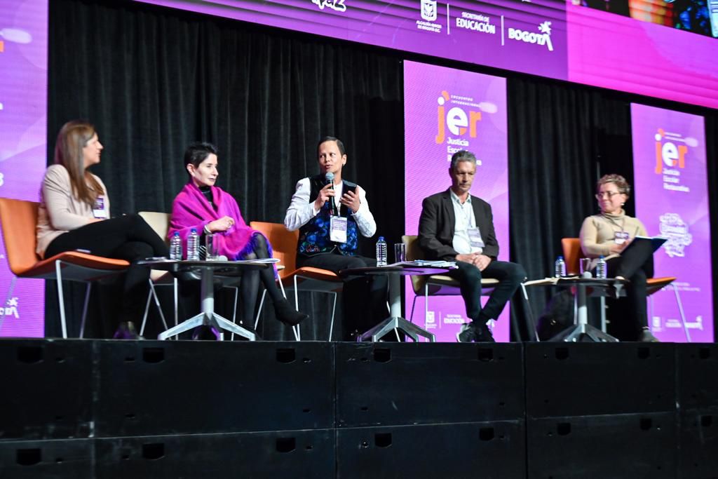 391 colegios oficiales le contaron a la ciudad cómo construyen paz a través de prácticas restaurativas en la escuela