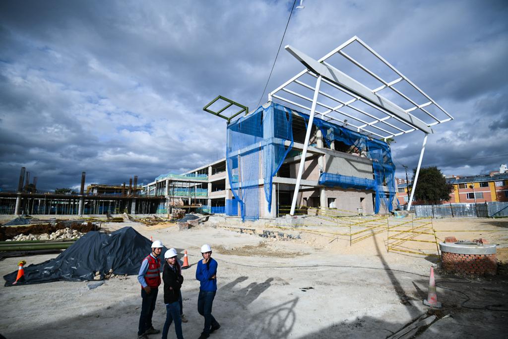 ¡En el territorio!: alcaldesa Claudia López y equipo de la Secretaría de Educación visitaron obras de colegios nuevos en Kennedy 