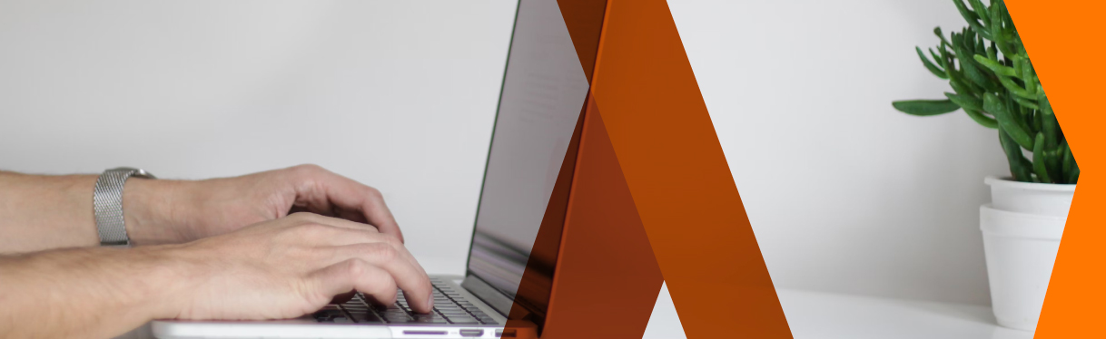 Funcionario en equipo de computo