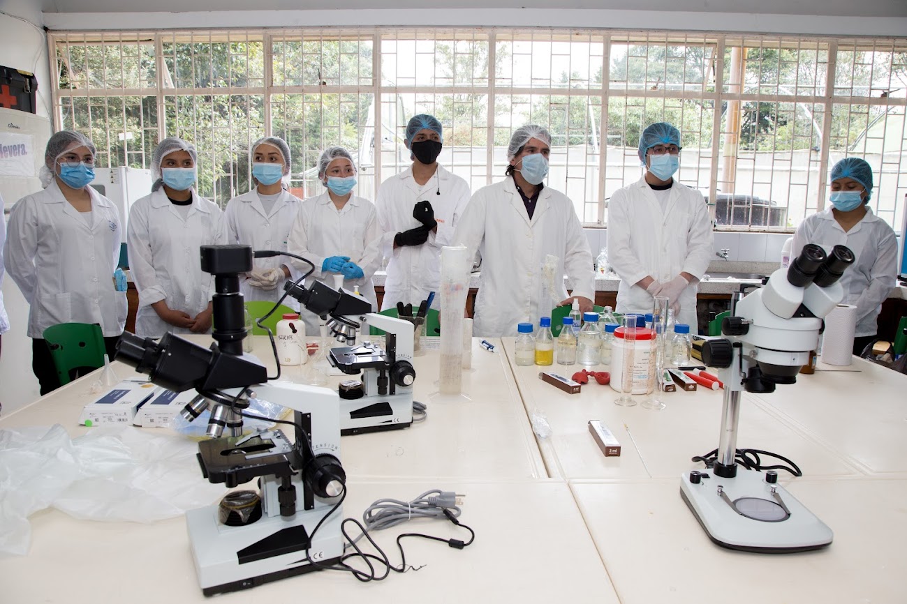 Colegios recibieron más de 800 millones en equipos de laboratorio que benefician a estudiantes de 10º y 11º