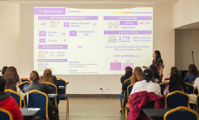 Profesora explicando la importancia del inglés.