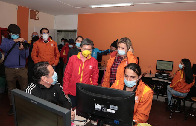 claudia lopez trabajando