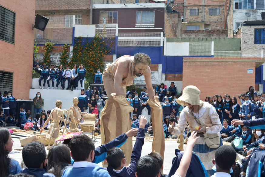 Estudiantes del colegio entre nubes