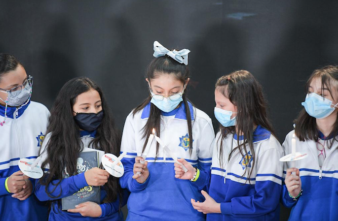 Estudiantes rechazando la violencia