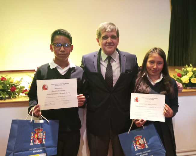 Aaron José Torres, ganador del concurso literario en la Embajada de España.