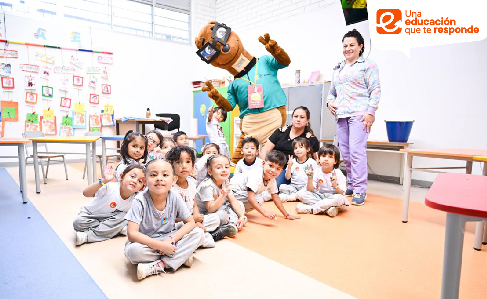 Sedy con niños de primaria