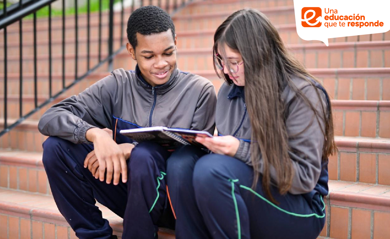 Jovenes con uniforme de colegio distrital