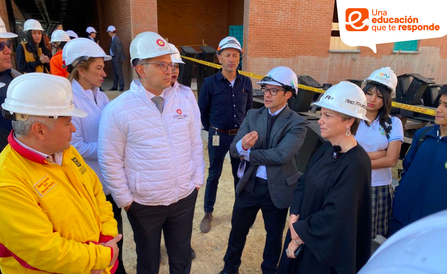 Funcionarios del distrital en colegio