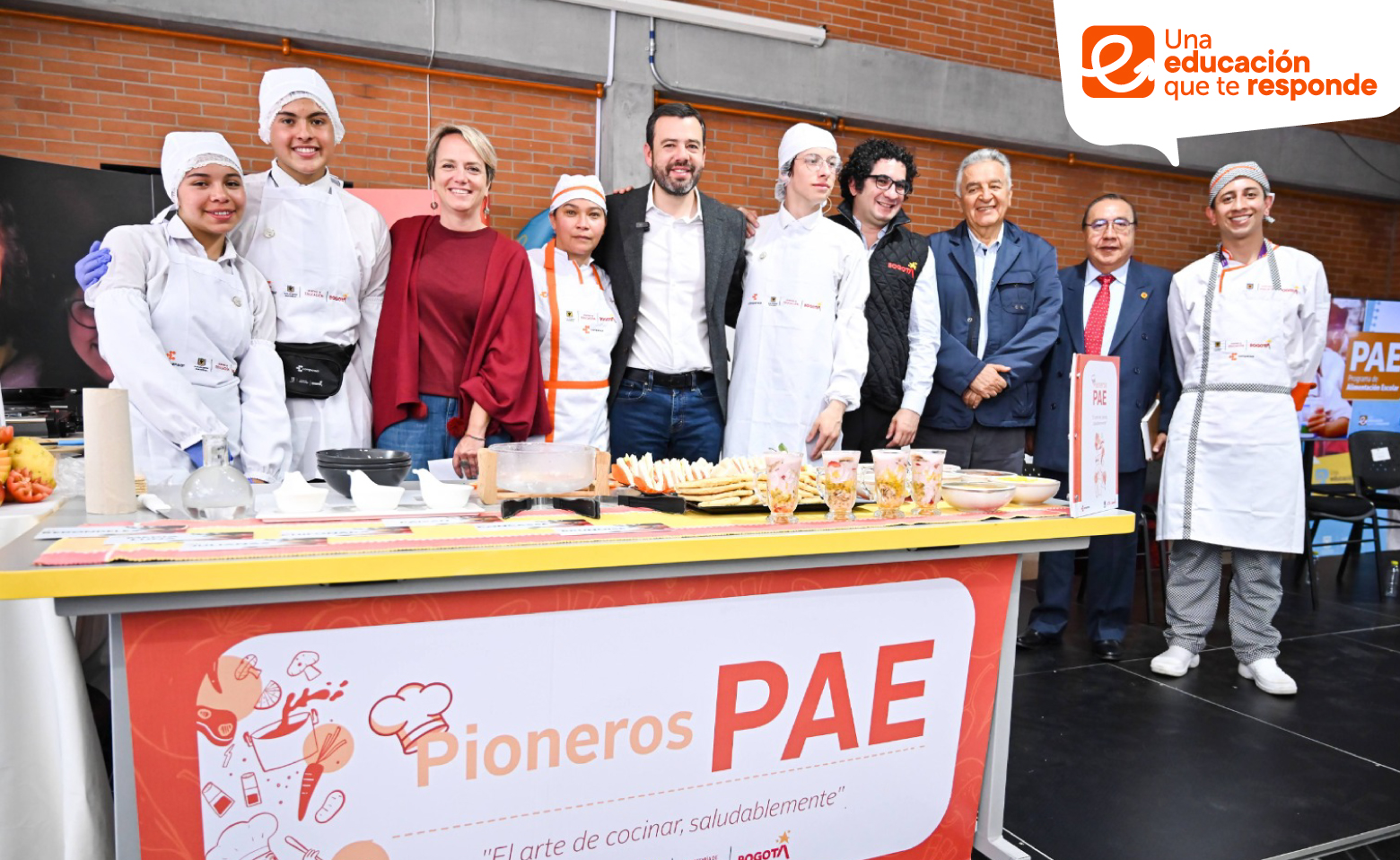 Funcionarios del distrito en colegio