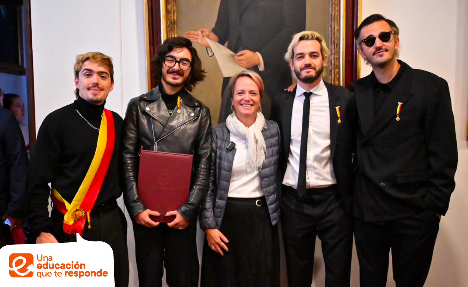 Integrantes de agrupación musical Morat y secretaria de educación de Bogotá