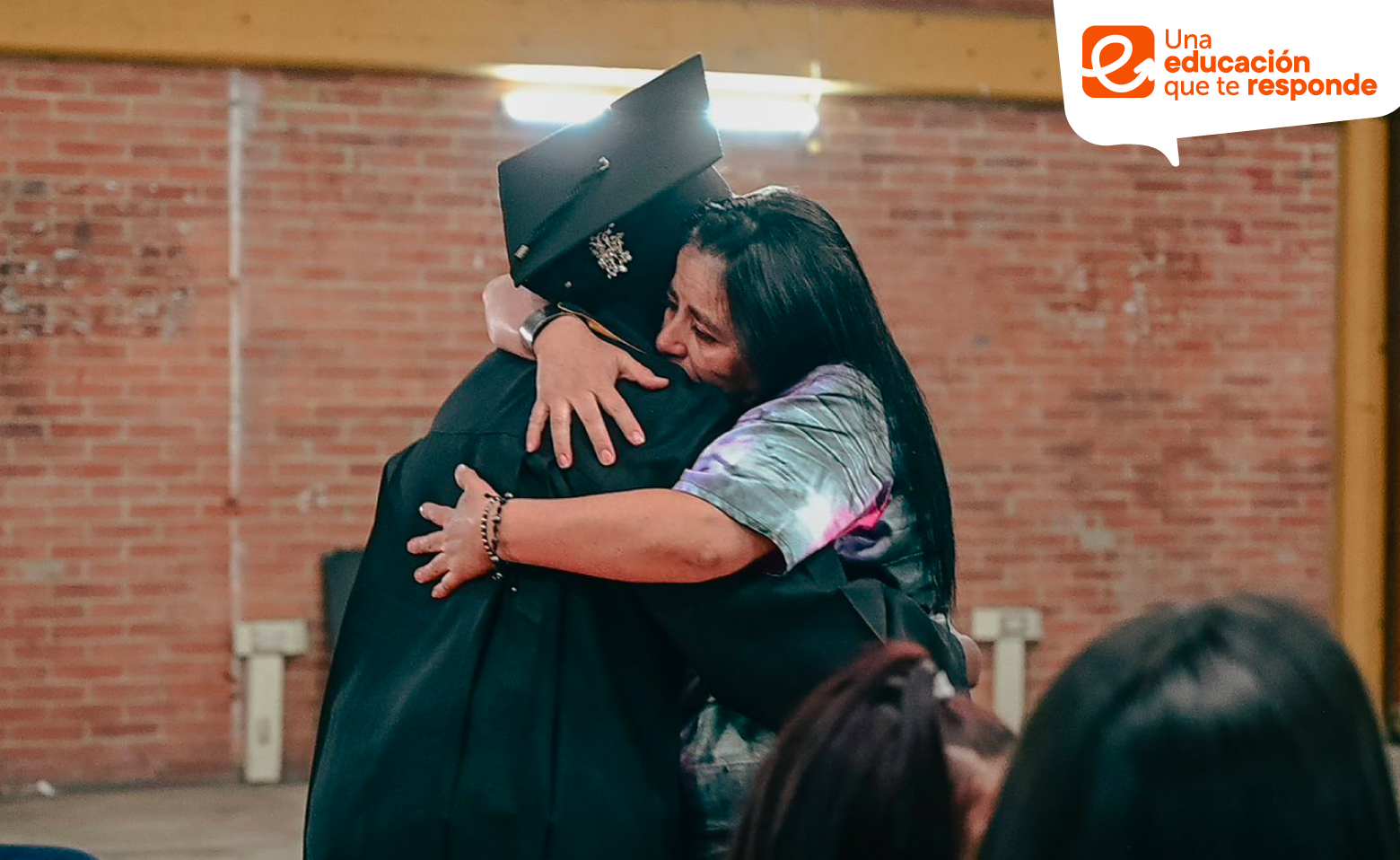 Kenia abrazando a docente