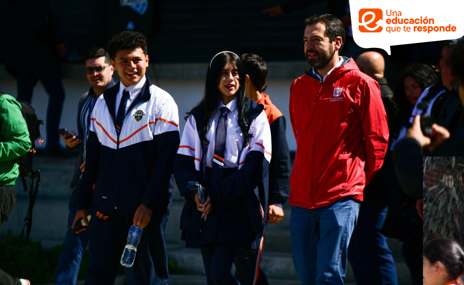 Alcalde de Bogotá con alumnos de colegio