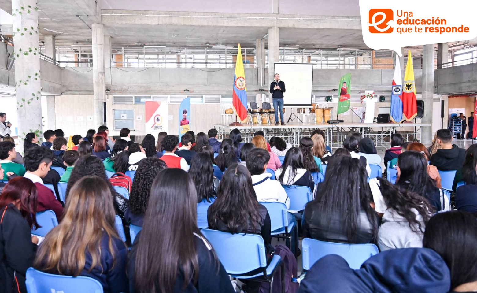 Estudiantes de colegio distrital