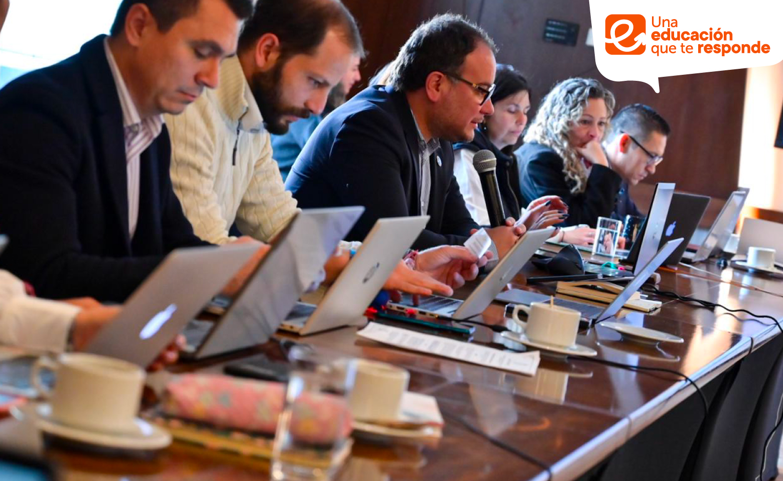 Directivos de la Secretaría de Educación de Bogotá y representantes de 21 organizaciones sindicales de trabajadores vinculados con la Entidad