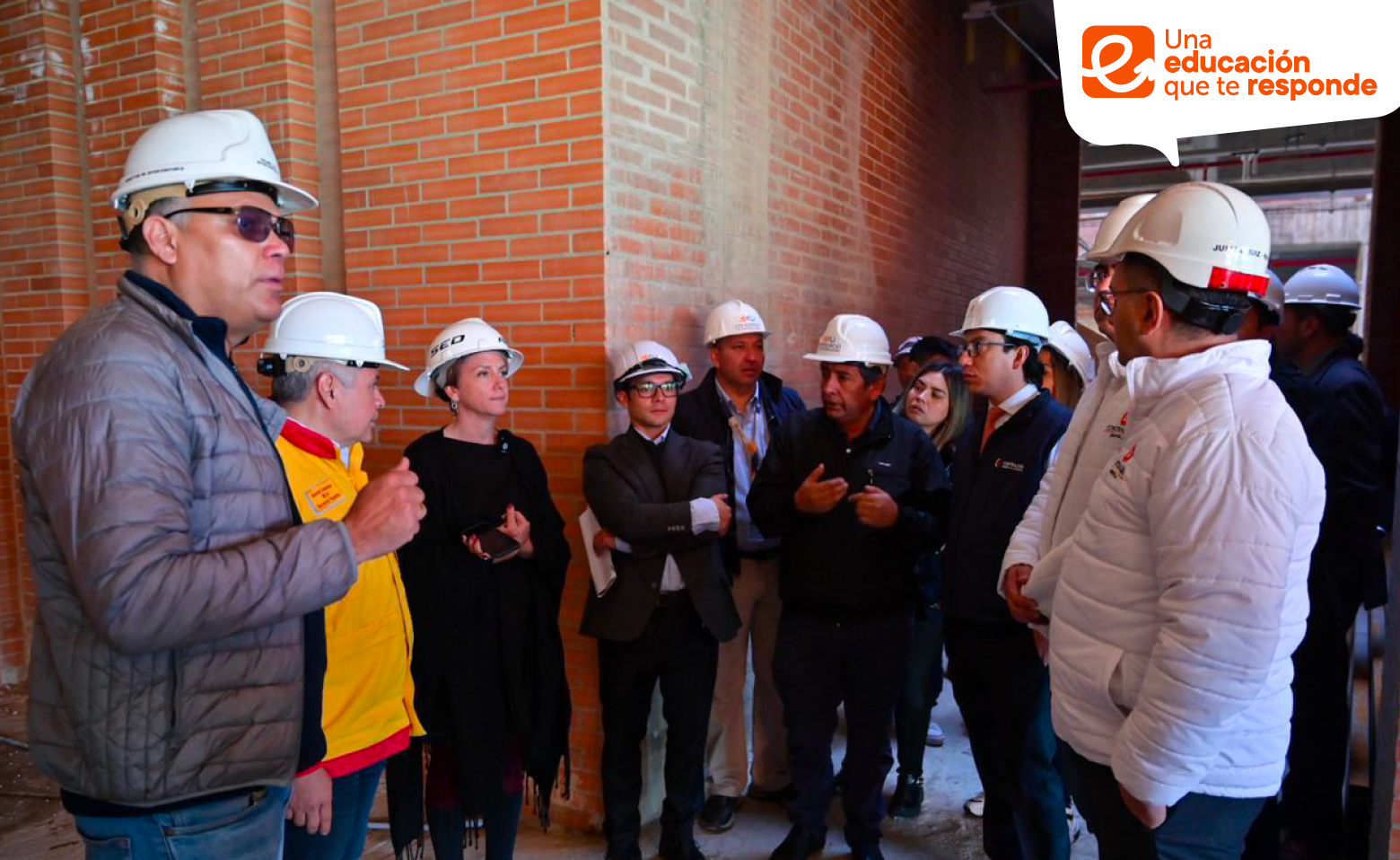 Funcionarios del distrital en colegio