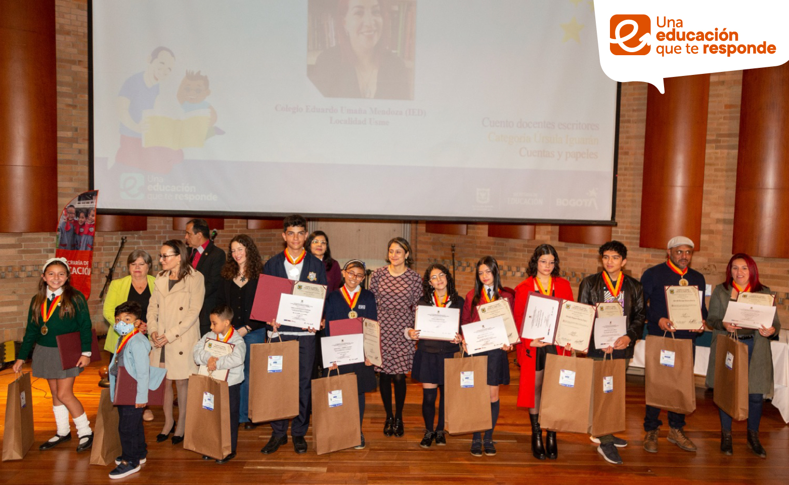 estudiantes y dos docentes ganadores de la XVIII versión del concurso Leer y Escribir