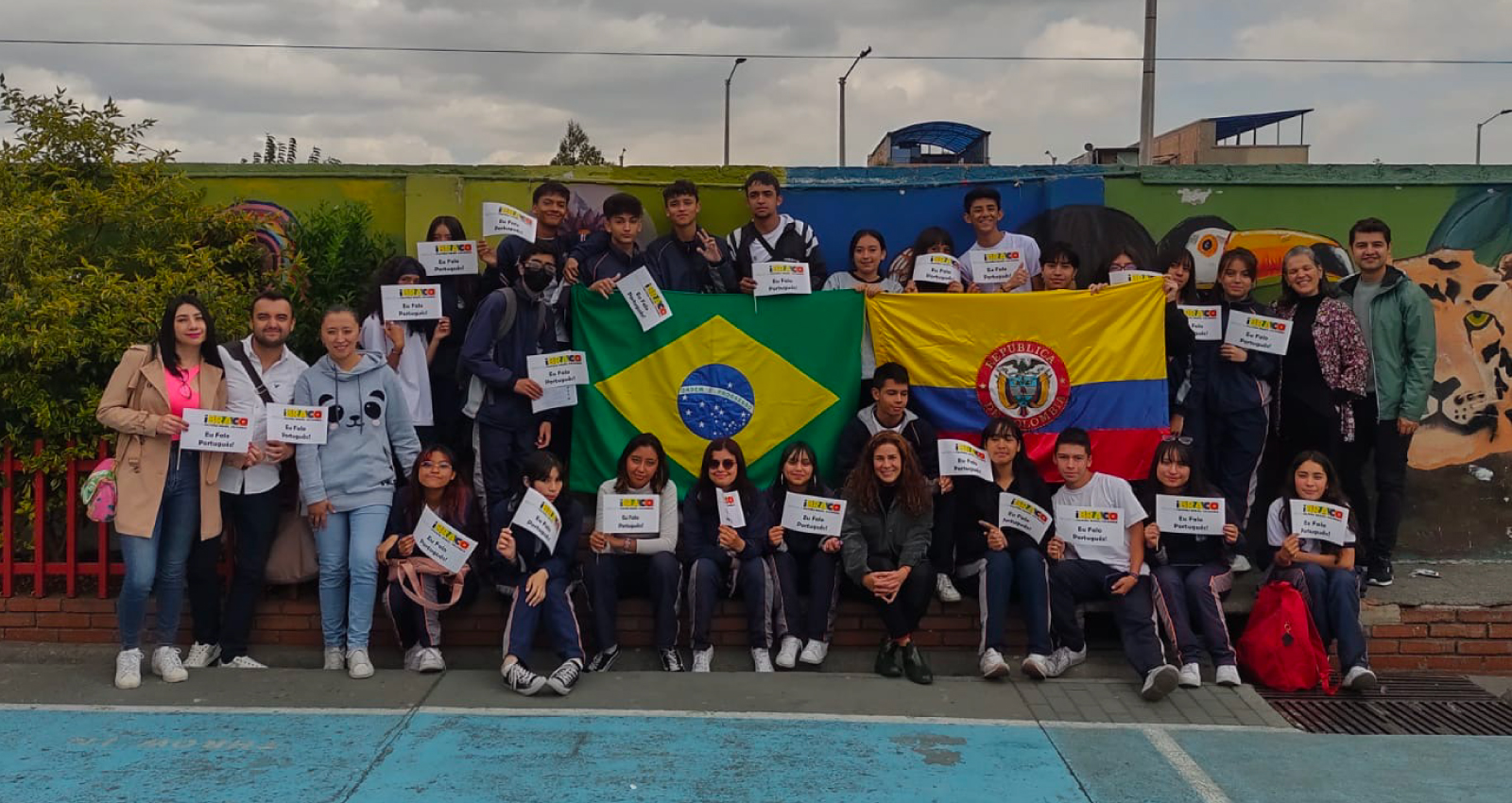 Estudiantes de colegio distrital con banderas de brazil y colombia