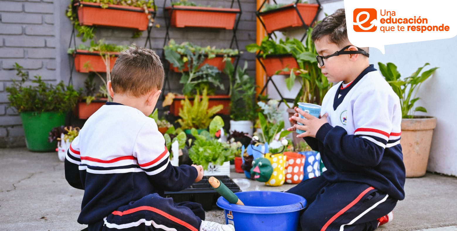 Estudiantes de primaria jugando
