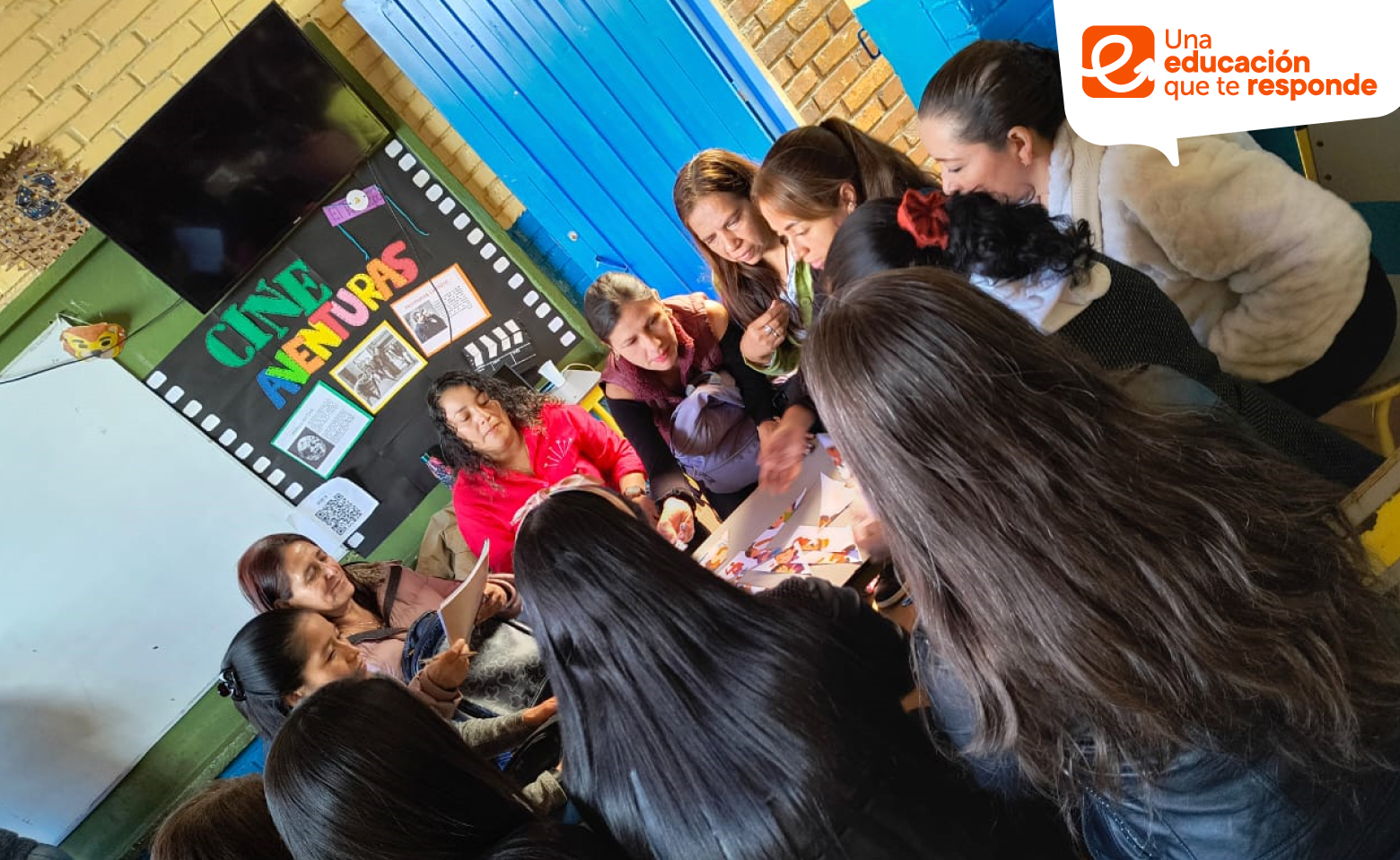 Personas conversando en una mesa de trabajo