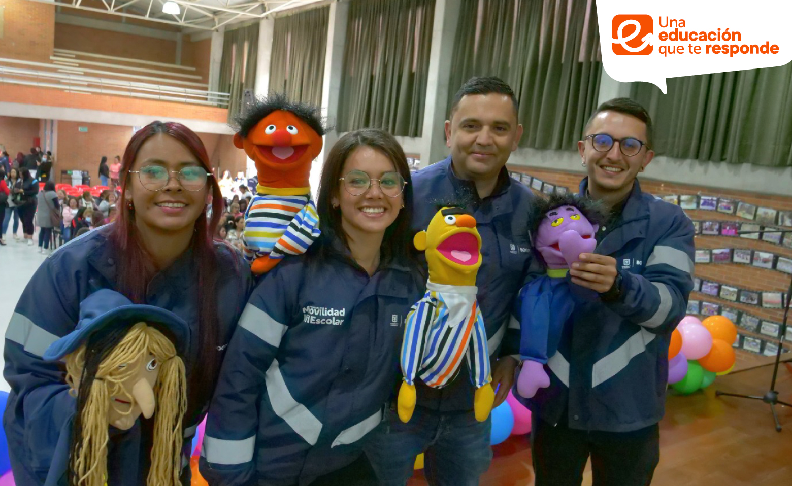 Aula multiple con muchos estudiantes