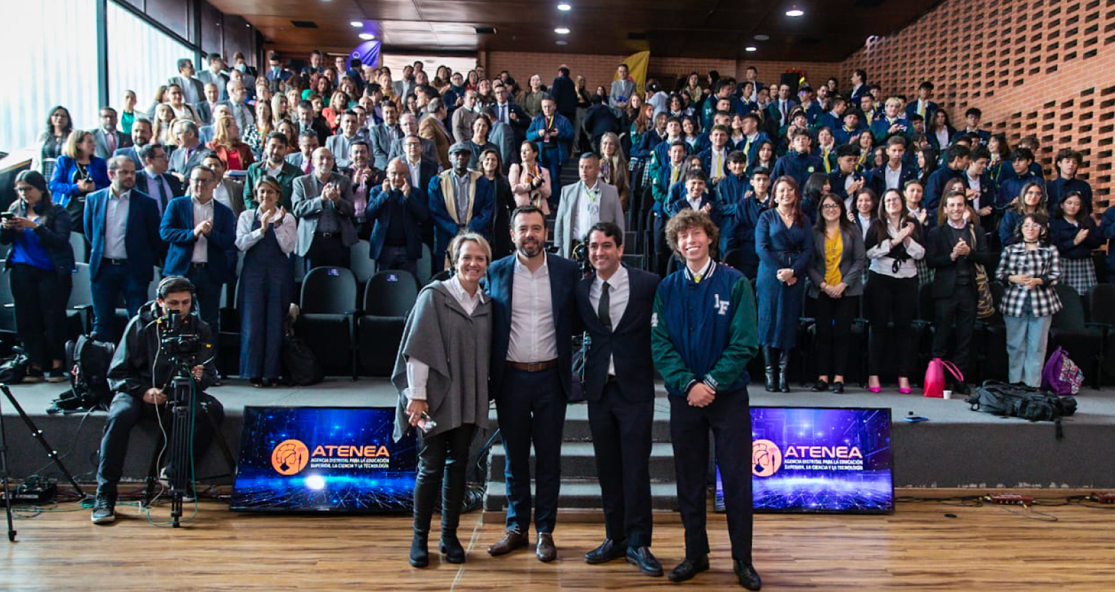 Alcalde de Bogotá y Secretaria de Educación del Distrito con alumnos de colegio