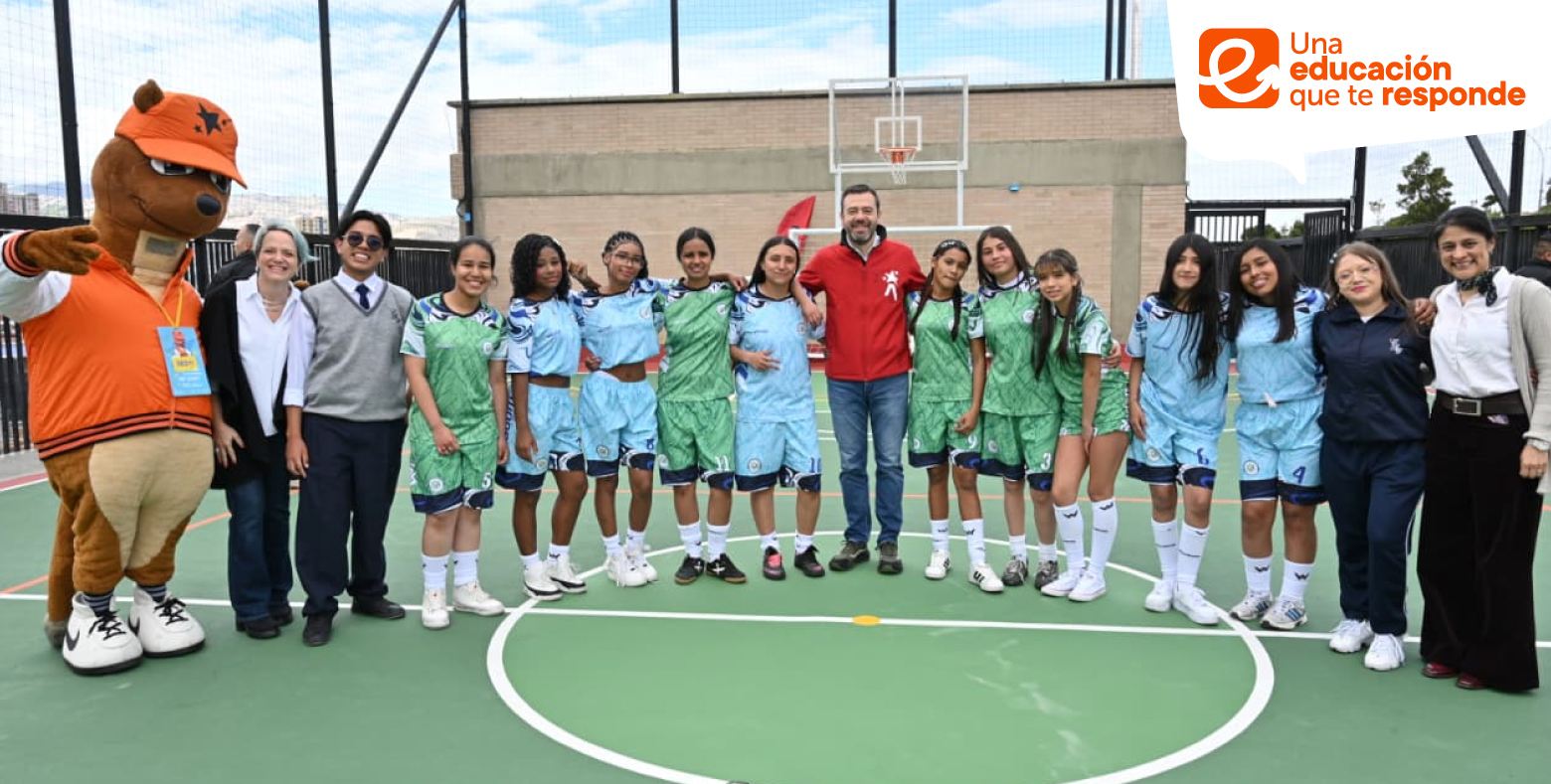 Sedy con estudiantes de colegio distrital