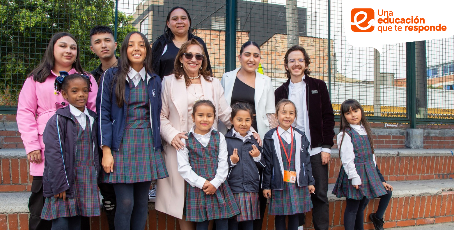 Rectora de colegio distrital con alumnos