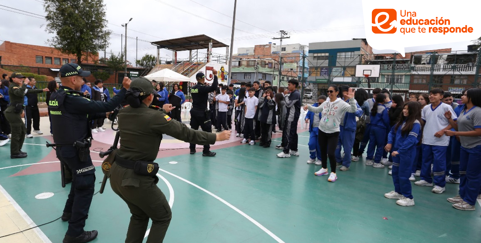Estudiantes de colegio distrital