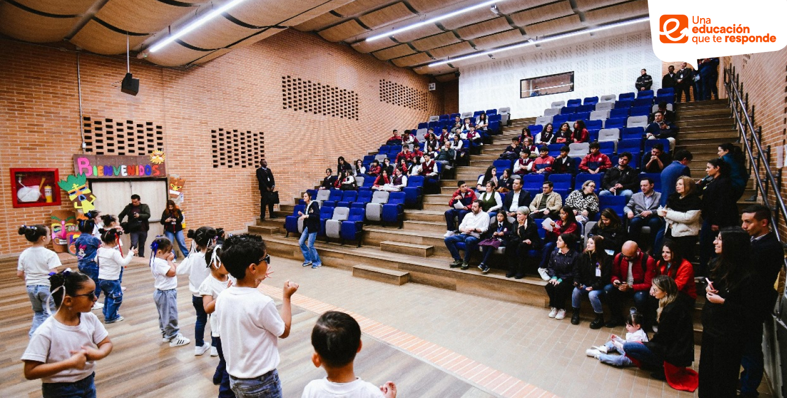 Estudiantes de colegio distrital