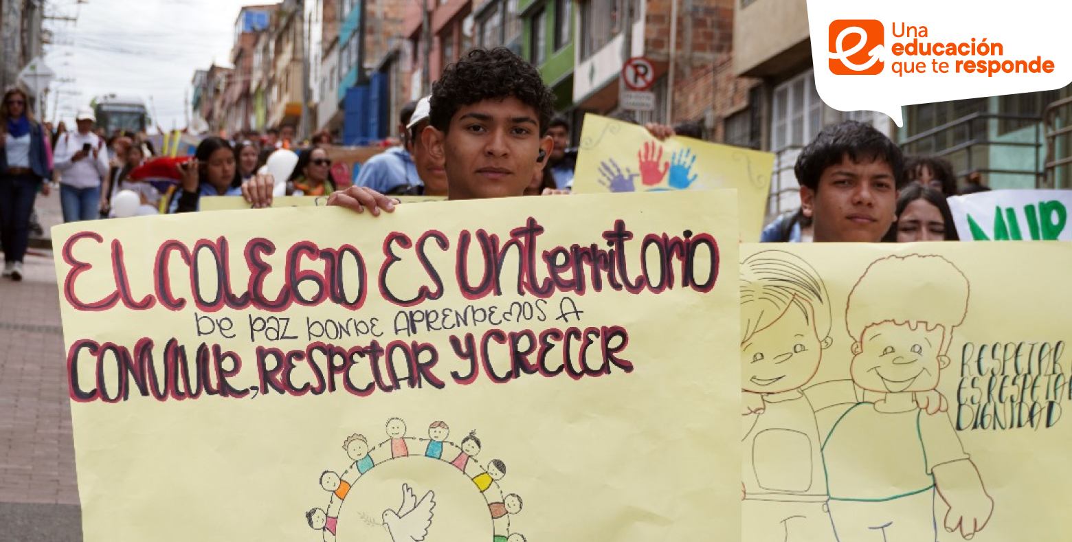 Estudiantes de colegio distrital