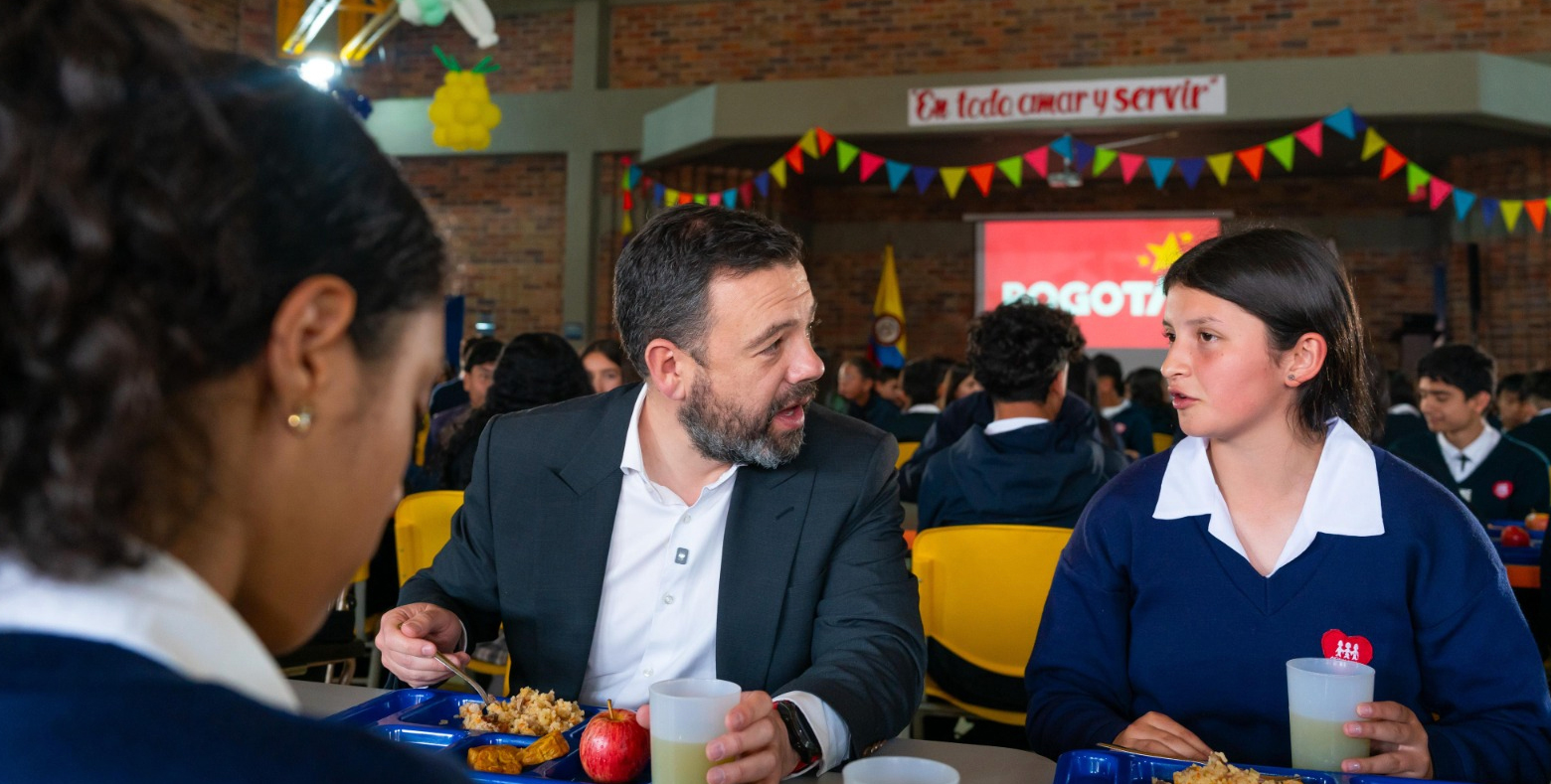 Alcalde Galan con Estudiantes