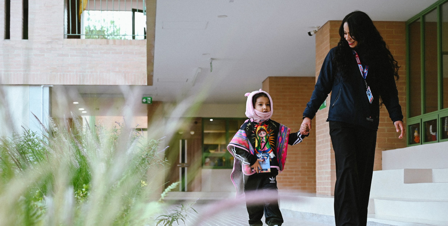 Profesional de Colegio Distrital con niña de primera infancia