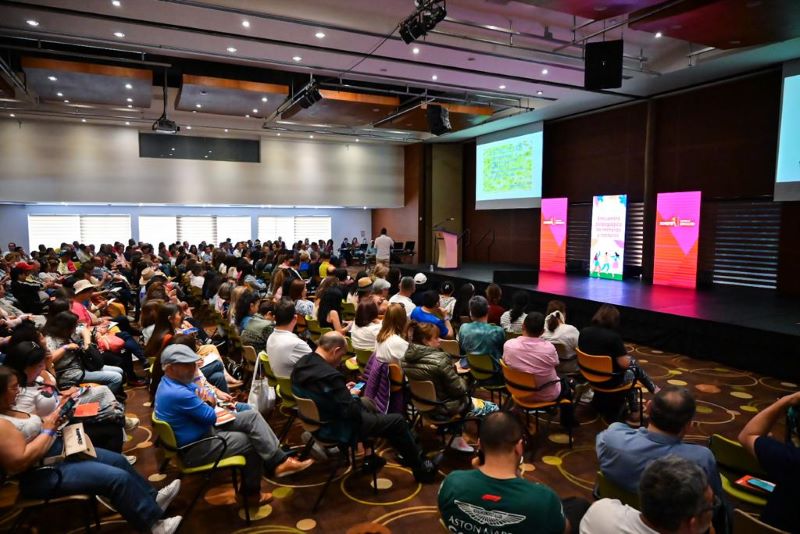 La Secretaría de Educación del Distrito reconoció el trabajo de los colegios públicos en favor de la niñez y la juventud de la capital, durante un encuentro con 273 rectores y rectoras en el que, además, reflexionaron en equipo sobre los desafíos y oportunidades de mejora de la educación.  La bienvenida al encuentro estuvo a cargo de la secretaria de Educación del Distrito, Edna Bonilla Sebá, quien reconoció el trabajo incansable que realizan las y los rectores. “No existen liderazgos individuales, muchos de los logros que hemos tenido han sido de la mano de toda la comunidad educativa y tenerlos hoy acá es un sueño después de años complejos, espero que disfruten de este encuentro pedagógico y podamos seguir poniendo la educación en primer lugar”, les dijo.  Con estas palabras se dio paso a la conferencia ‘Celebrar la vida’, del doctor Santiago Rojas Posada, quien hizo énfasis desde la acción médica, sobre cómo el estado positivo del cerebro genera mayores beneficios a la salud. Planteó la importancia de vivir el hoy sin preocuparse por el mañana.  IMAGEN 2  Luego se realizó el bloque pedagógico: ‘Nuestros logros, oportunidades de mejora y recomendaciones’, el cual se desarrolló en seis mesas de trabajo mediante actividades y ejercicios participativos, en los que las y los rectores tuvieron la oportunidad de compartir algunas de sus vivencias diarias y presentar su punto de vista en cada actividad.  Mediante prácticas de lectura, escritura y diálogo se realizó una primera mirada a los seis ejes de profundización. “Hicimos parte de una relatoría importante donde planteamos todo lo positivo que hemos hecho y las oportunidades de mejora. Esta actividad nos permitió expresarnos y brindar nuestro punto de vista, era un espacio necesario para nosotros, donde pudimos también validar qué podemos mejorar. Reencontrarnos con los compañeros y las compañeras después de una pandemia me tiene encantada”, aseguro Alba Jeannette Roa Vega, rectora del Colegio República Federal de Alemania.  También se llevó a cabo un emotivo acto