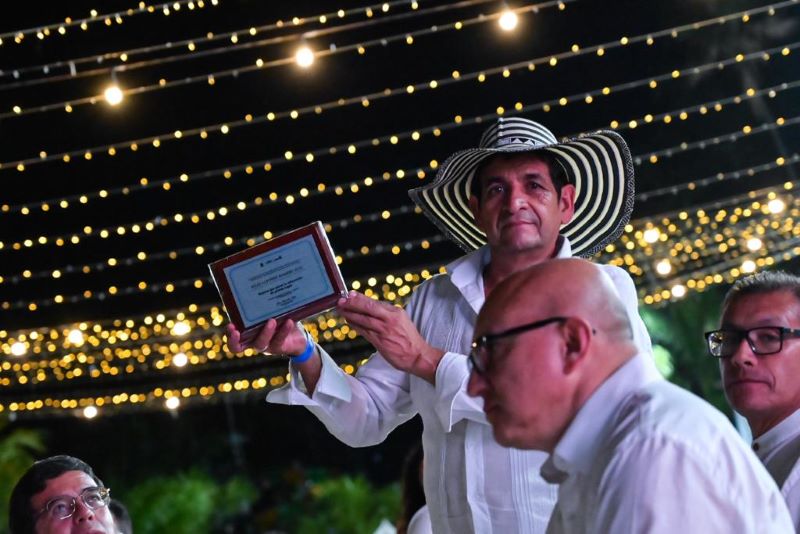 La Secretaría de Educación del Distrito reconoció el trabajo de los colegios públicos en favor de la niñez y la juventud de la capital, durante un encuentro con 273 rectores y rectoras en el que, además, reflexionaron en equipo sobre los desafíos y oportunidades de mejora de la educación.  La bienvenida al encuentro estuvo a cargo de la secretaria de Educación del Distrito, Edna Bonilla Sebá, quien reconoció el trabajo incansable que realizan las y los rectores. “No existen liderazgos individuales, muchos de los logros que hemos tenido han sido de la mano de toda la comunidad educativa y tenerlos hoy acá es un sueño después de años complejos, espero que disfruten de este encuentro pedagógico y podamos seguir poniendo la educación en primer lugar”, les dijo.  Con estas palabras se dio paso a la conferencia ‘Celebrar la vida’, del doctor Santiago Rojas Posada, quien hizo énfasis desde la acción médica, sobre cómo el estado positivo del cerebro genera mayores beneficios a la salud. Planteó la importancia de vivir el hoy sin preocuparse por el mañana.  IMAGEN 2  Luego se realizó el bloque pedagógico: ‘Nuestros logros, oportunidades de mejora y recomendaciones’, el cual se desarrolló en seis mesas de trabajo mediante actividades y ejercicios participativos, en los que las y los rectores tuvieron la oportunidad de compartir algunas de sus vivencias diarias y presentar su punto de vista en cada actividad.  Mediante prácticas de lectura, escritura y diálogo se realizó una primera mirada a los seis ejes de profundización. “Hicimos parte de una relatoría importante donde planteamos todo lo positivo que hemos hecho y las oportunidades de mejora. Esta actividad nos permitió expresarnos y brindar nuestro punto de vista, era un espacio necesario para nosotros, donde pudimos también validar qué podemos mejorar. Reencontrarnos con los compañeros y las compañeras después de una pandemia me tiene encantada”, aseguro Alba Jeannette Roa Vega, rectora del Colegio República Federal de Alemania.  También se llevó a cabo un emotivo acto