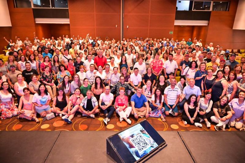 La Secretaría de Educación del Distrito reconoció el trabajo de los colegios públicos en favor de la niñez y la juventud de la capital, durante un encuentro con 273 rectores y rectoras en el que, además, reflexionaron en equipo sobre los desafíos y oportunidades de mejora de la educación.  La bienvenida al encuentro estuvo a cargo de la secretaria de Educación del Distrito, Edna Bonilla Sebá, quien reconoció el trabajo incansable que realizan las y los rectores. “No existen liderazgos individuales, muchos de los logros que hemos tenido han sido de la mano de toda la comunidad educativa y tenerlos hoy acá es un sueño después de años complejos, espero que disfruten de este encuentro pedagógico y podamos seguir poniendo la educación en primer lugar”, les dijo.  Con estas palabras se dio paso a la conferencia ‘Celebrar la vida’, del doctor Santiago Rojas Posada, quien hizo énfasis desde la acción médica, sobre cómo el estado positivo del cerebro genera mayores beneficios a la salud. Planteó la importancia de vivir el hoy sin preocuparse por el mañana.  IMAGEN 2  Luego se realizó el bloque pedagógico: ‘Nuestros logros, oportunidades de mejora y recomendaciones’, el cual se desarrolló en seis mesas de trabajo mediante actividades y ejercicios participativos, en los que las y los rectores tuvieron la oportunidad de compartir algunas de sus vivencias diarias y presentar su punto de vista en cada actividad.  Mediante prácticas de lectura, escritura y diálogo se realizó una primera mirada a los seis ejes de profundización. “Hicimos parte de una relatoría importante donde planteamos todo lo positivo que hemos hecho y las oportunidades de mejora. Esta actividad nos permitió expresarnos y brindar nuestro punto de vista, era un espacio necesario para nosotros, donde pudimos también validar qué podemos mejorar. Reencontrarnos con los compañeros y las compañeras después de una pandemia me tiene encantada”, aseguro Alba Jeannette Roa Vega, rectora del Colegio República Federal de Alemania.  También se llevó a cabo un emotivo acto