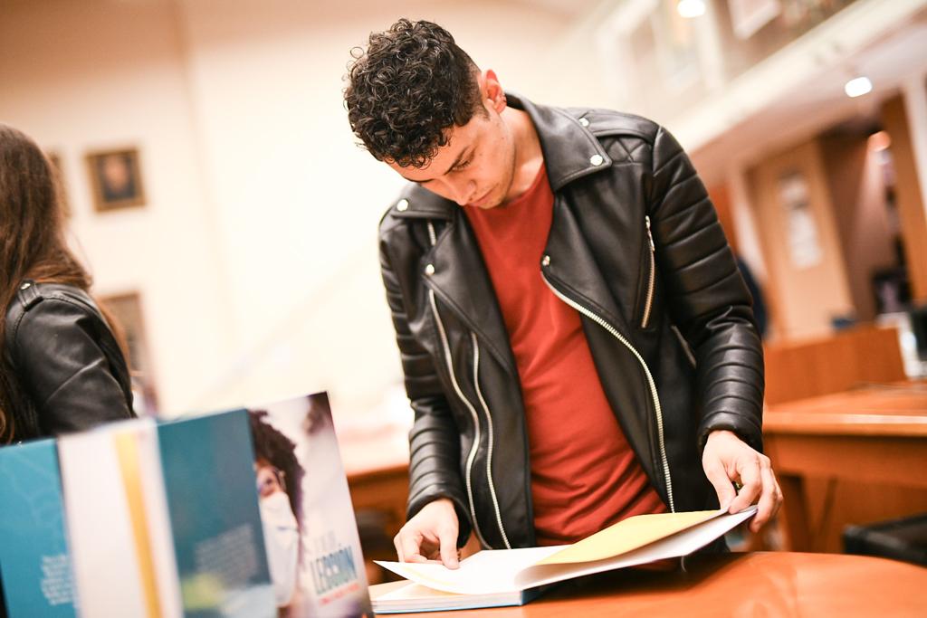 Estudiante leyendo libro ‘La Mejor Lección’, el libro que lanzó la Secretaría de Educación sobre el coraje de enseñar en pandemia