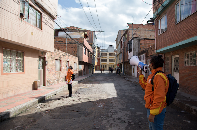Jovenes con megafono buscando población desescolarizada de Bogotá