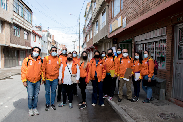 Grupo de personas que buscan población desescolarizada de Bogotá