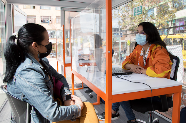 Mujeres hablando sobre matriculas