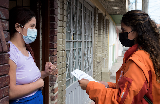 Mujeres hablando sobre matriculas