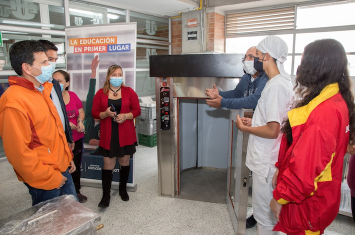 Personas hablando en el colegio patio bonito