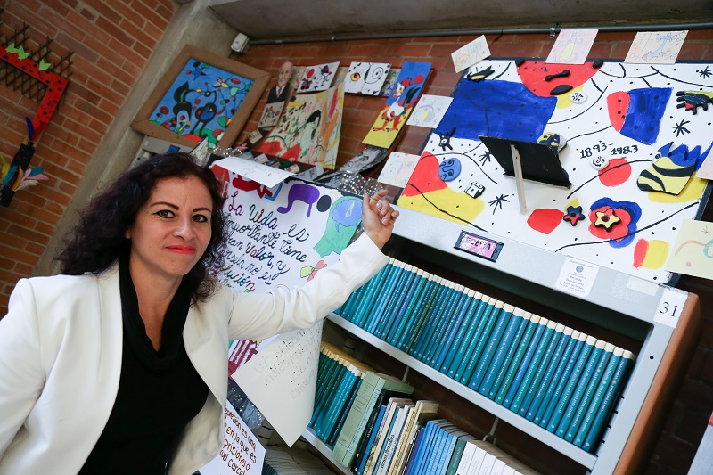 Profesora mostrando su proyecto