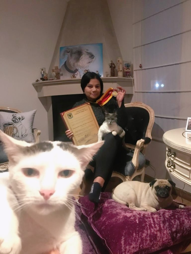 La maestra con su mención de honor