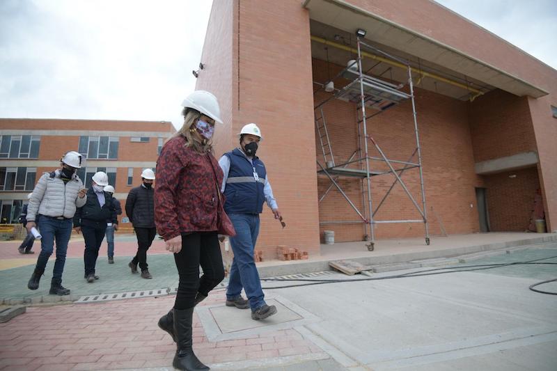 Secretaria visitando obras