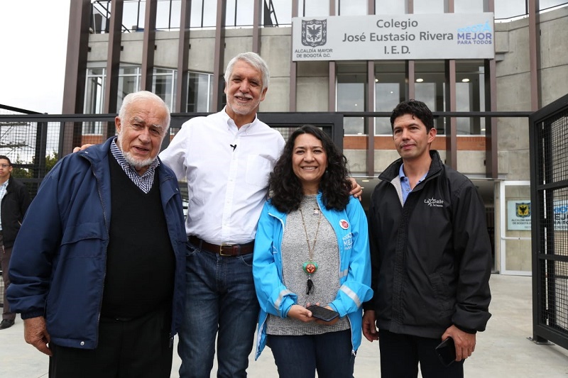 Alcalde y secretaria de educación