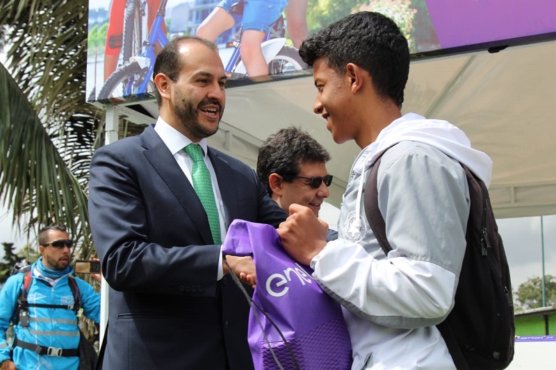Estudiante recoge casco