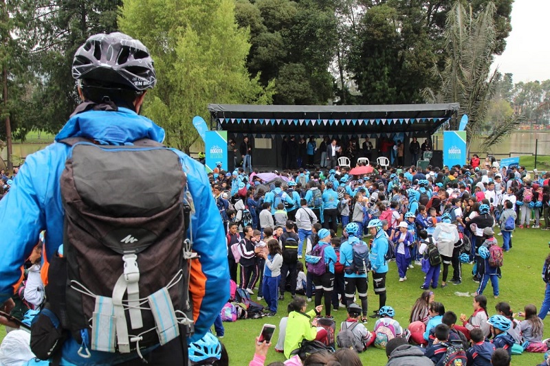 Estudiantes y personas de al colegio en bici